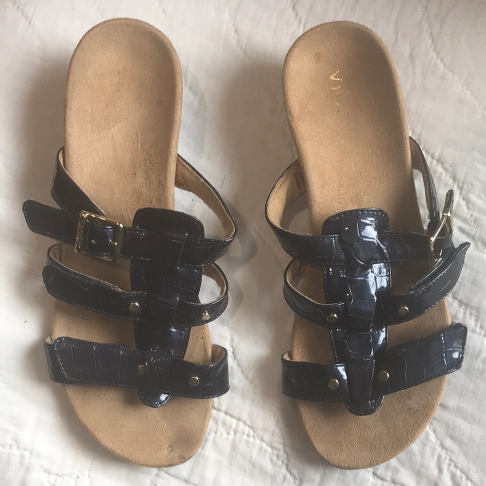 Vionic Women’s Strappy Slide Sandals in Black Patent. Good Condition. Size 7.